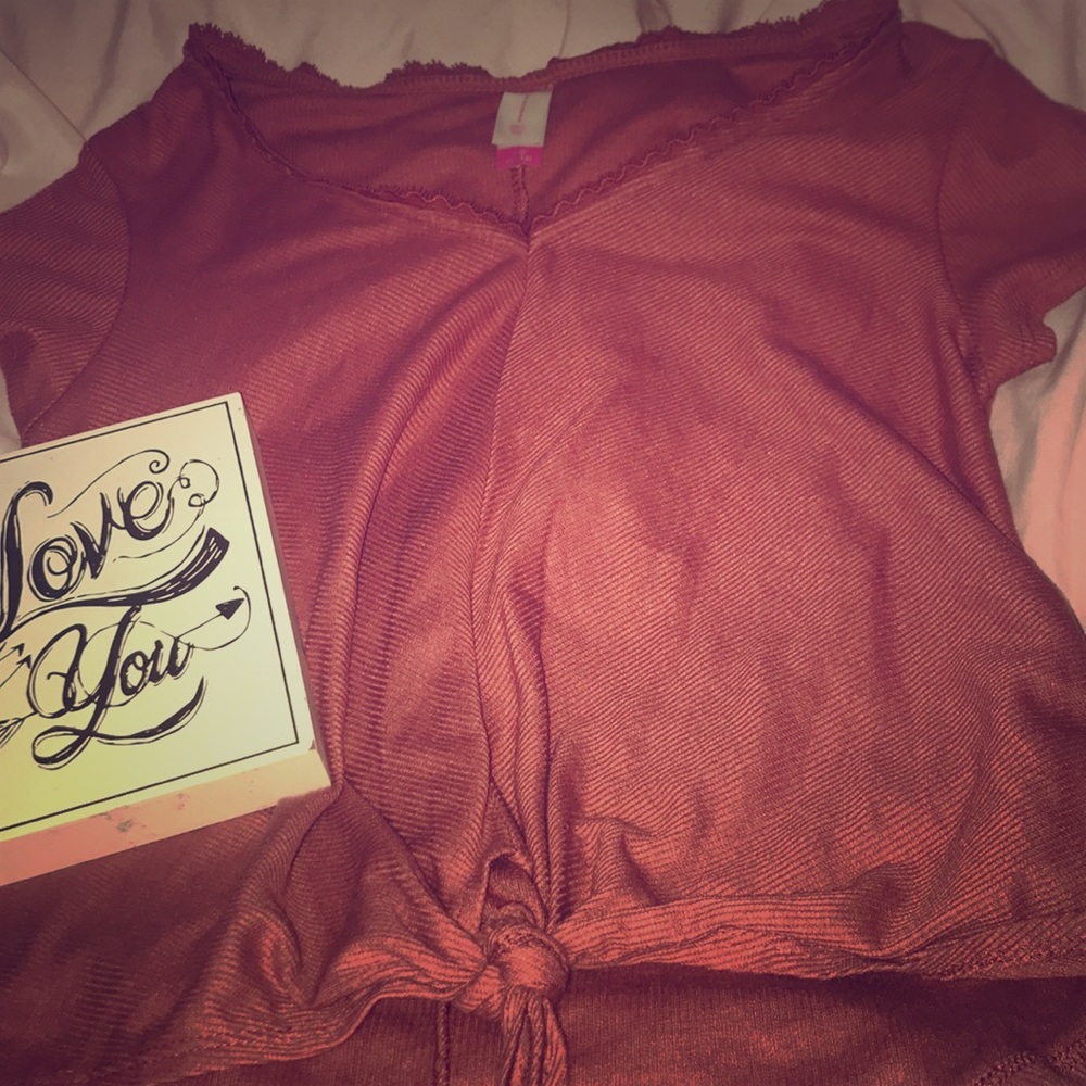 Pretty shirt/ crop top w/ bigger bust